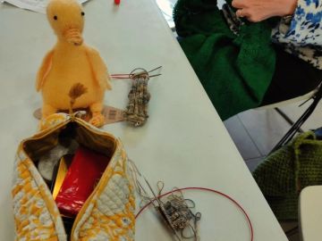 Les tricoteuses du mercredi après-midi frappent fort avec ce doudou canard tout mignon tout doux!  En projet, un pull, des chaussettes pour bébé, et autres...