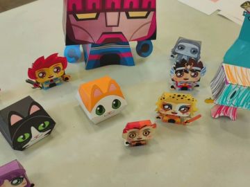 Petit atelier paper toy cet après-midi à la #mediatheque ! En image voici les créations des participants! Chacun a pu repartir avec son petit personnage en...