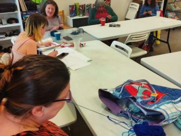 Après-midi tranquille à la médiathèque. On se retrouve dans le café participatif pour tricoter, faire des maths, boire un café ! 
#cafétricothé