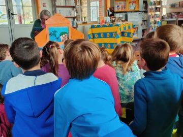Comme tous les mois, les scolaires sont venus passer un moment en notre compagnie! Au programme, découverte des Musiciens de Brême en #kamishibaï , lecture...