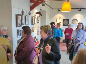 Un vernissage riche en rencontres et en échanges autour de l'exposition au fil de l'imaginaire de Lisa de @laubepine.creation ! 
@printempsdespoetes #lagrâce