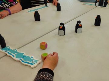 Accueil de l'EHPAD, un moment riche avec, au programme, des jeux de société, de l'écoute musicale et de la recherche d'expressions françaises, le tout arrosé...