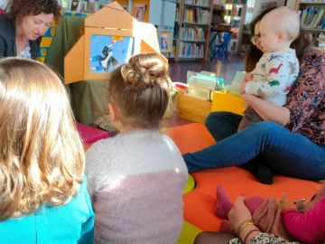 Ce matin on retrouve Alexandra pour l'animation bébés lecteurs ! Pleins d'histoires à découvrir autour de la thématique de la pluie ! Plic ploc plic ploc.....