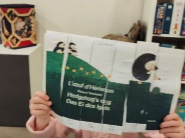 Accueil des scolaires ce matin. D'abord, découverte de l'histoire de L'oeuf d'hérisson de Nozomi Takahashi en version kamishibaï, ensuite, travail de...